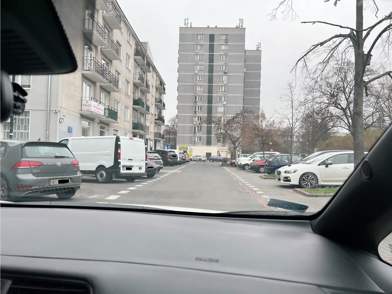 W Warszawie ulice stołecznej strefy płatnego parkowania patroluje dziewięć elektrycznych Nissanów Leafów