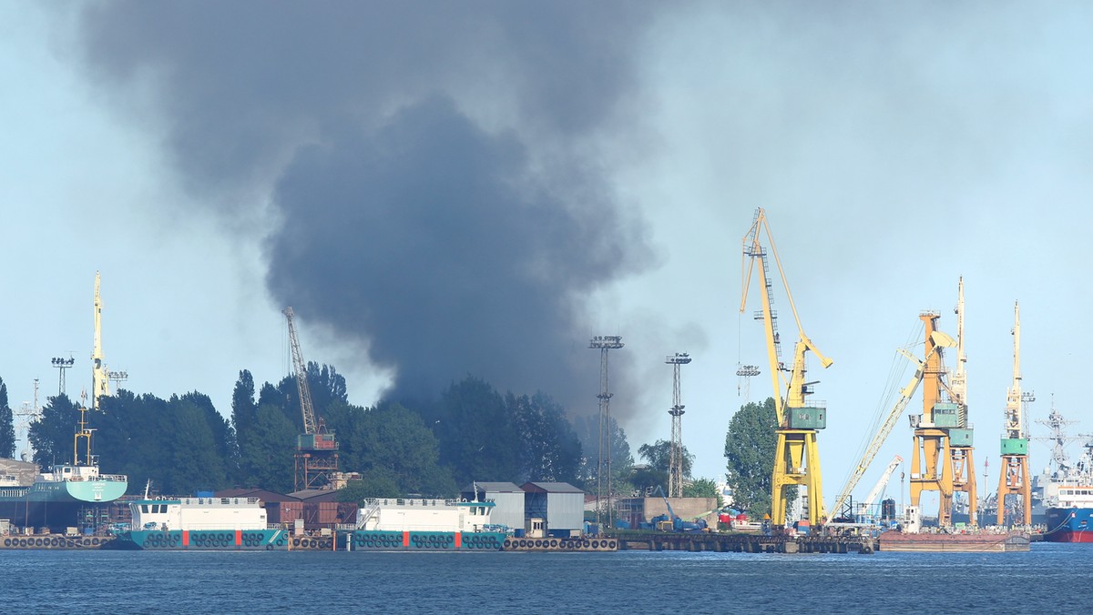 Strażacy ugasili pożar na terenie Stoczni Marynarki Wojennej w Gdyni. Płonęła tam hala, w której trzymane były farby i lakiery - informuje RMF FM.