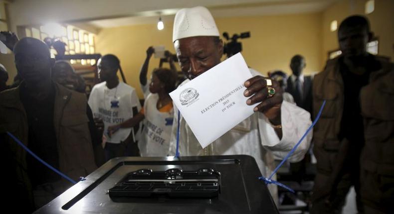 Incumbent president Alpha Conde, leader of Rassemblement du Peuple de Guinea (RPG), casts his vote at a polling station during a presidential election in Conakry, Guinea October 11, 2015. REUTERS/Luc Gnago