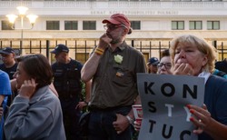 Mateusz Kijowski przegoniony przez demonstrantów. Okrzyki: "Zdrajca", "zapłać alimenty"