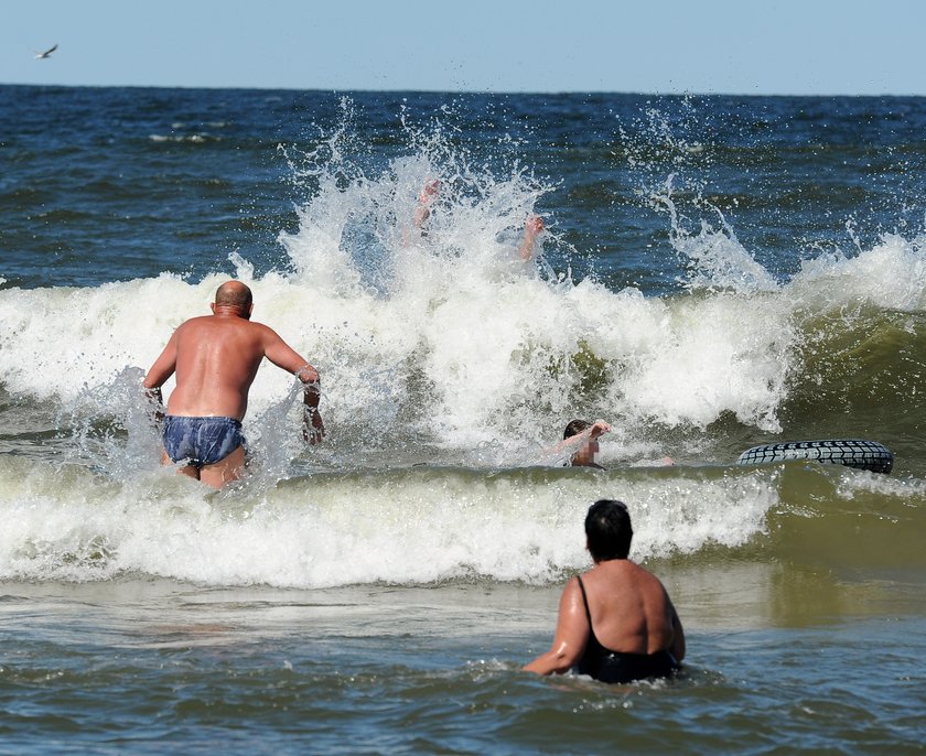 Turyści kąpią się w Bałtyku