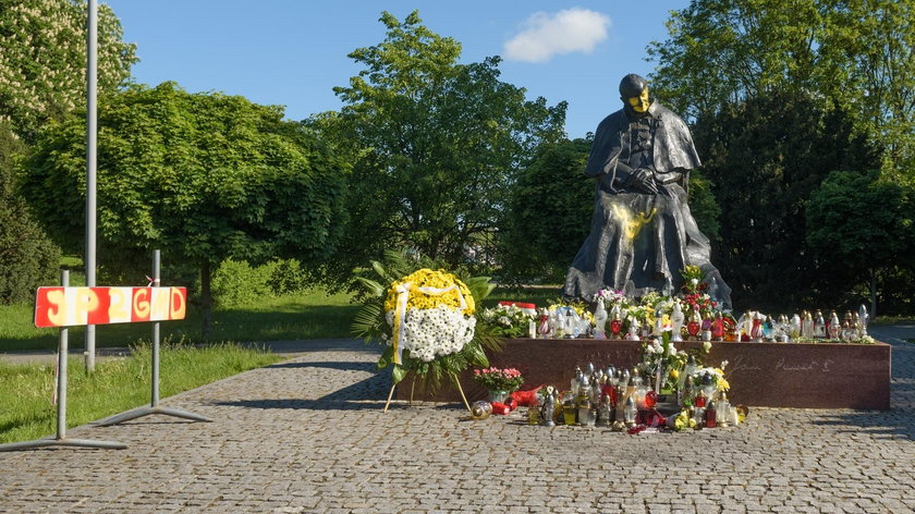 Przykry widok. Zdewastowano pomnik Jana Pawła II