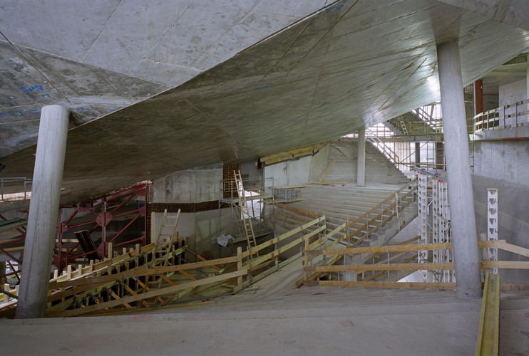 Przedmiotem sporu były również kwestie związane z bezpieczeństwem obiektu oraz opóźnienia w jego realizacji. Na zdjęciu budowa Elbphilharmonie w Hamburgu, foyer, marzec 2010. Zdjęcie: © Oliver Heissner
