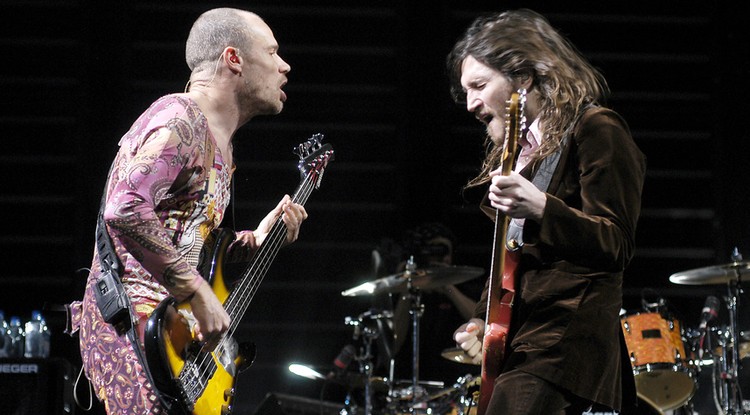 Flea és John Frusciante, a Red Hot Chili Peppers gitárosai egy 2006-os koncertjükön