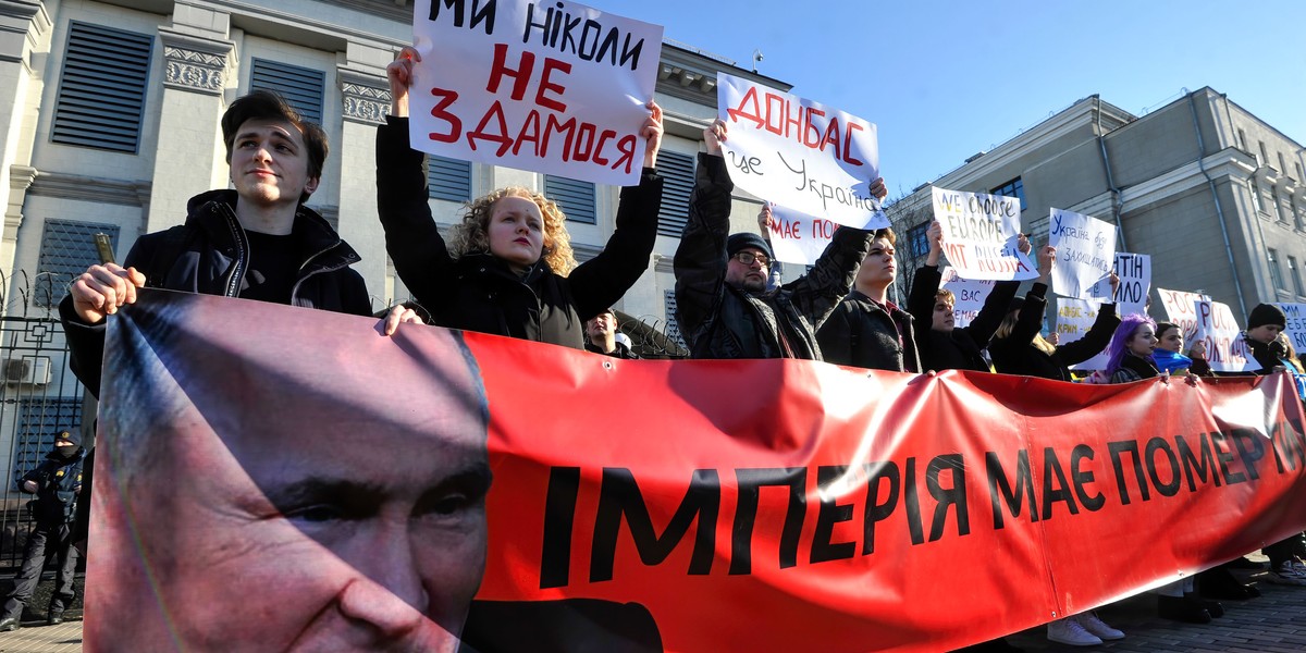 Protest przed rosyjską ambasadą w Kijowie.