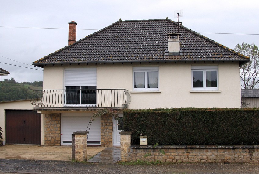 Kuća bračnog para koji je devojčicu držao u gepeku automobila