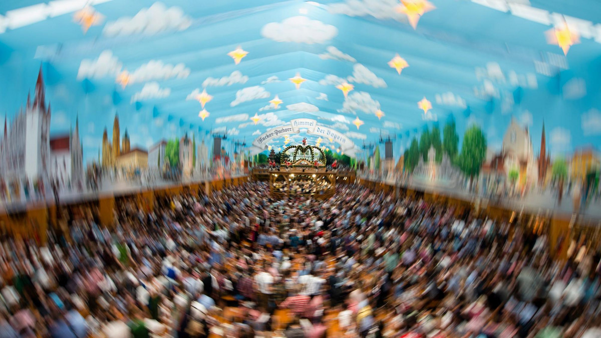 W Monachium trwa święto piwa - słynne Oktoberfest. Przez olbrzymie namioty na Łące Teresy do 3 października przewinąć się może 6 milionów osób. Na okres piwnych bachanaliów monachijczycy przyodziali skórzane spodnie z szelkami, a ich głowy zdobią zielone kapelusiki.