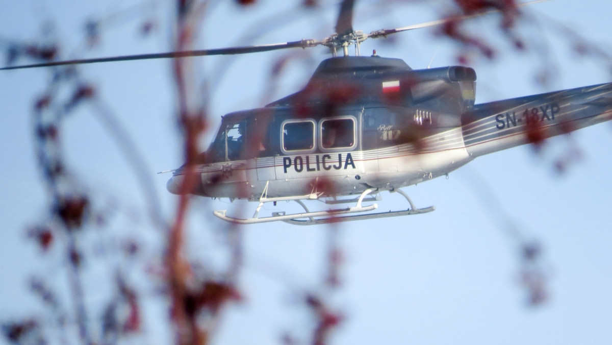 Od czwartku trwają poszukiwania Zbigniewa Kowalczuka, który nie wrócił do domu. W akcji bierze udział blisko 200 osób – m.in. policja, strażnicy miejscy, strażnicy leśni, woprowcy, ratownicy wodni, myśliwi oraz osoby zaprzyjaźnione z rodziną. Z Komendy Głównej Policji ściągnięto śmigłowiec.