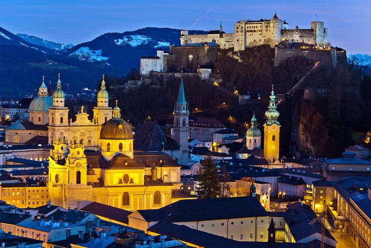 20. Kraj związkowy Salzburg (Austria), PKB per capita: 146 proc. średniej w UE.
Region ten znajduje się w środkowej Austrii, a stolicą landu jest miasto o tej samej nazwie. 
Na zdjęciu: Salzburg