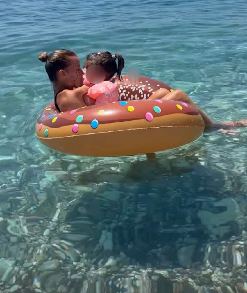 Devojka sa krilima sa ćerkom
