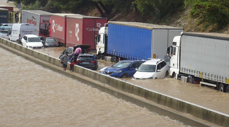 Csónakázni is lehetett volna ezen a francia autópályán/Fotó: Météo-France 