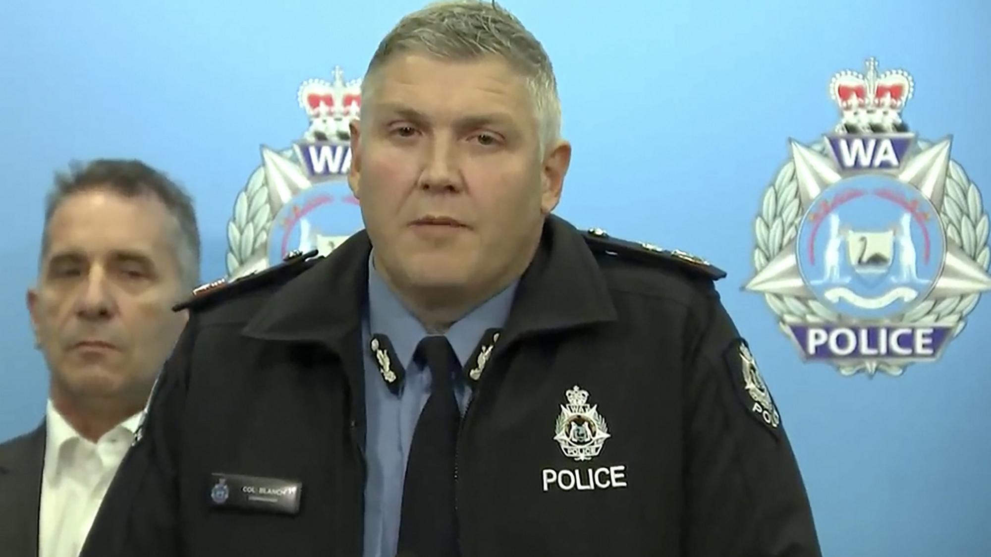 Západoaustrálsky policajný komisár Col Blanch na tlačovej konferencii informuje o incidente