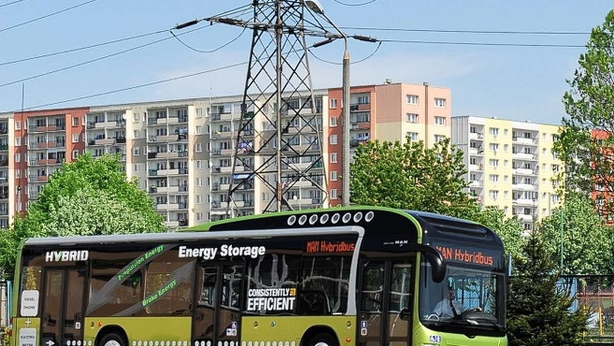 "Polska Głos Wielkopolski": Nietypowy, bo nie zielono-żółty autobus będzie w poniedziałek zabierał pasażerów linii numer 69. To hybryda, stworzona w podpoznańskiej fabryce MAN-a. Właśnie rozpoczyna się dwutygodniowy test autobusu na poznańskich ulicach.