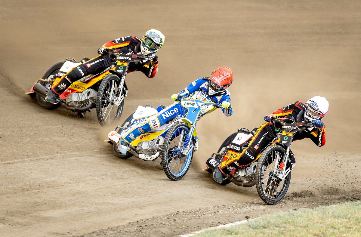 Krzysztof Lewandowski (kask czerwony) z eWinner Apatora Toruń oraz Michał Curzytek (żółty) i Przemysław Liszka (biały) z Betardu Sparty Wrocław podczas meczu żużlowej Ekstraligi