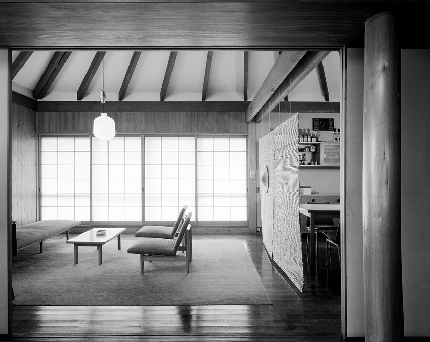 KOSTENBEWUSST Shinohara verwendete Materialien wie Zementfaserplatten und widerstandsfähige Hölzer. 