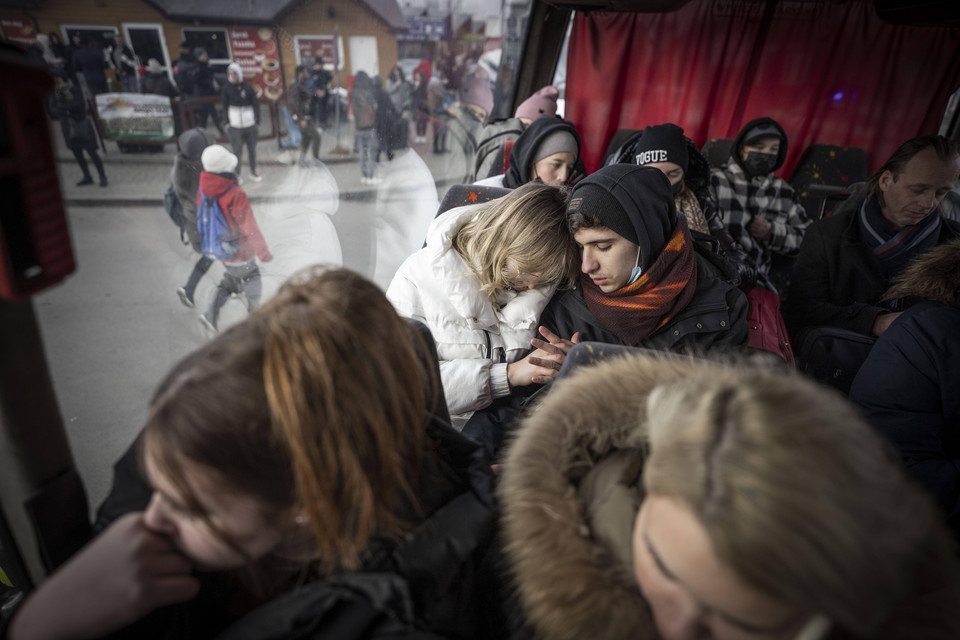 Ukraińcy, którzy uciekli przed wojną w autobusie po przekroczeniu granicy z Polską w Medyce. 25.02.2022 r.