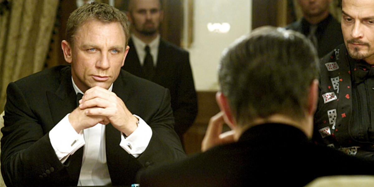 Mistrz pokera mówi, że sukces w grze zależy w dużej mierze od umiejętności czytania ludzi, w mniejszym stopniu od szczęścia do kart. Na zdjęciu ilustracyjnym: Daniel Craig w roli Jamesa Bonda w filmie "Casino Royale" (2006 r.).