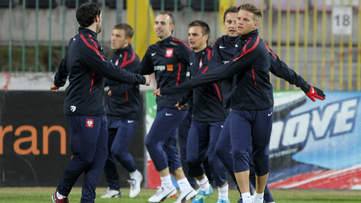 Bez kontuzjowanych Roberta Lewandowskiego i Marcina Wasilewskiego trenowali w poniedziałek w Warszawie polscy piłkarze, przygotowujący się do środowego meczu z Portugalią na Stadionie Narodowym. Zajęcia na boisku Polonii trwały zaledwie 40 minut (fot. Bartłomiej Zborowski/PAP).