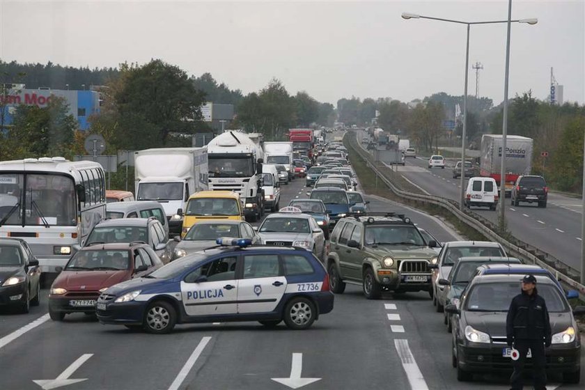 Ciężarówka wywróciła się na trasie katowickiej