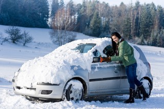 Jak odśnieżać samochód i nie narazić się na mandat