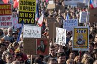 Czechy, Praga. Antyrządowa manifestacja w przededniu rocznicy aksamitnej rewolucji