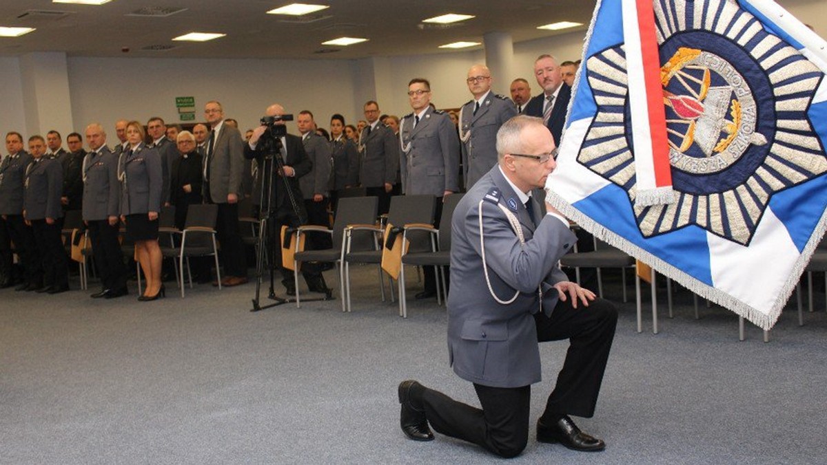 Dla 19-letniego Jędrzeja Kryszkiewicza udział w napadzie na jubilera w Siedlcach zakończył się długim przesłuchaniem. Jak wynika z zeznań, policjanci mieli bić go pałką, razić paralizatorem i grozić mu. Tydzień później odebrał sobie życie. Jego rodzina do dziś walczy o ukaranie mundurowych, podczas gdy oni wciąż pracują w policji, a ich ówcześni przełożeni pną się po szczeblach kariery.