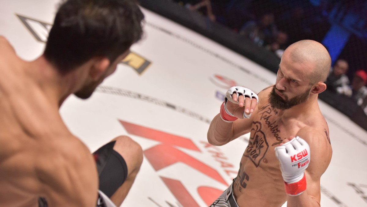 Gala KSW 33 "Chalidow vs Materla" już na zawsze będzie niezwykle ważnym wydarzeniem dla Artura Sowińskiego. Popularny "Kornik" to właśnie na gali w Krakowie pokonał Klebera Koike Erbsta i został pierwszym w historii mistrzem KSW w wadze piórkowej. Tuż po zwycięstwie Sowiński, w rozmowie z Mateuszem Borkiem z Polsatu Sport, skomentował swoją walkę.