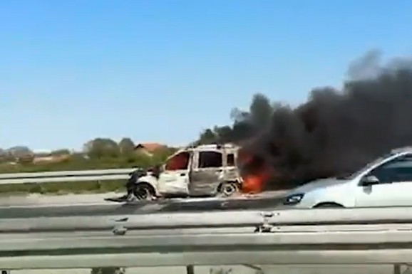 (VIDEO) GORI AUTOMOBIL NA "MILOŠU VELIKOM" Kulja gust crni dim: Saobraćaj usporen