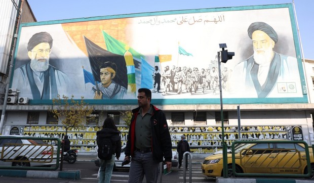 Plakat sa likovima ajatolaha Alija Hamneja i Ruholaha Homeinija u Teheranu 