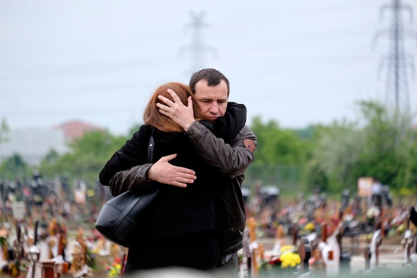 Nenad Jezidć teši Marinkovu majku Mirjanu