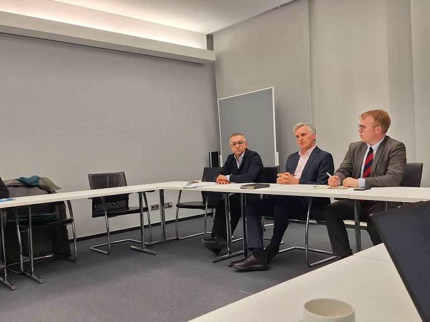 Jugoslav Mišković (levo), Jirgen Racinger (u sredini)