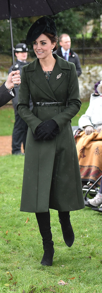 Księżna Kate z rodziną królewską wracają z nabożeństwa
