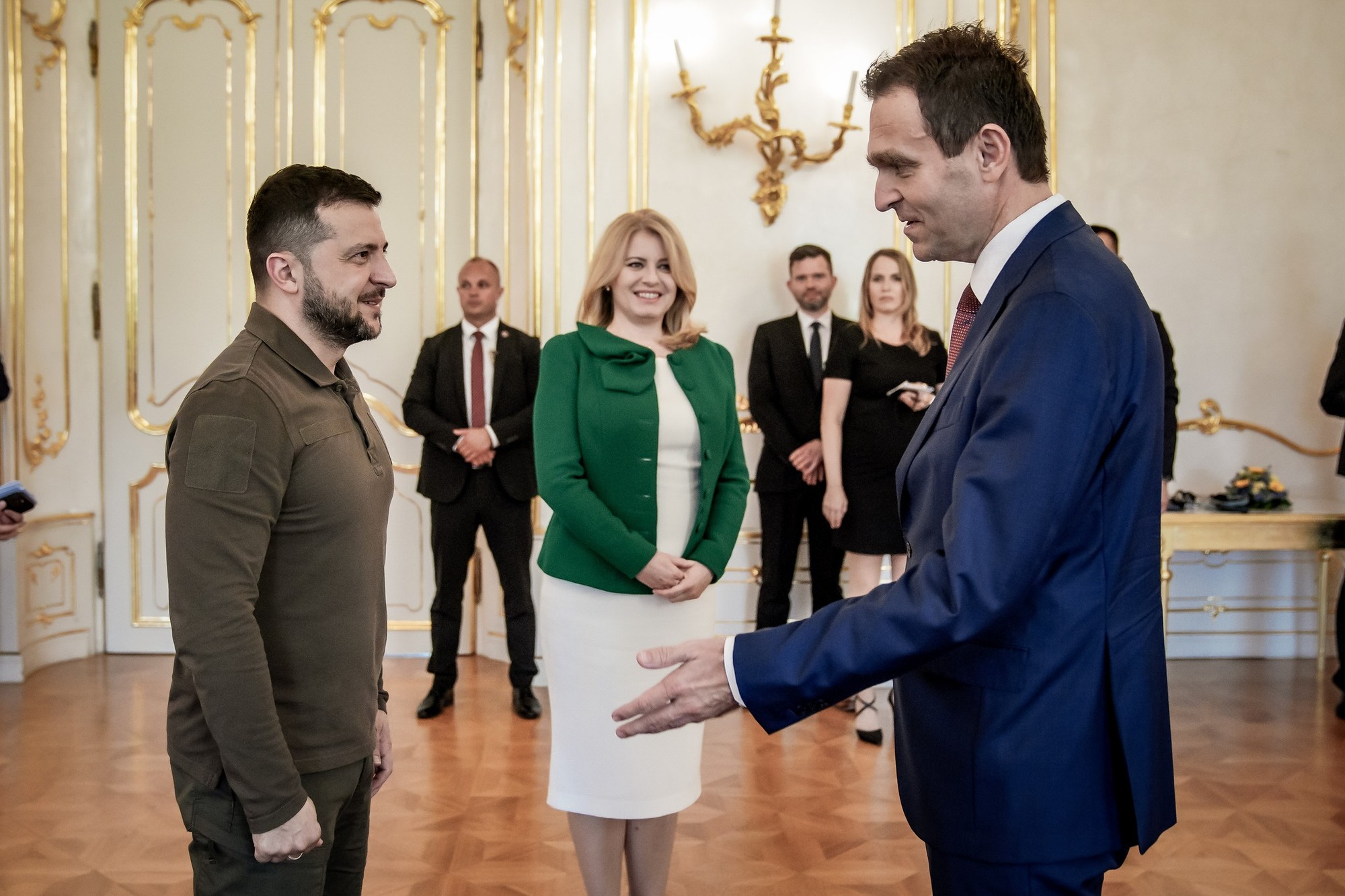 Ukrajinský prezident Volodymyr Zelenskyj, prezidentka SR Zuzana Čaputová a premiér SR Ľudovít Ódor počas ich spoločného stretnutia v Prezidentskom paláci.