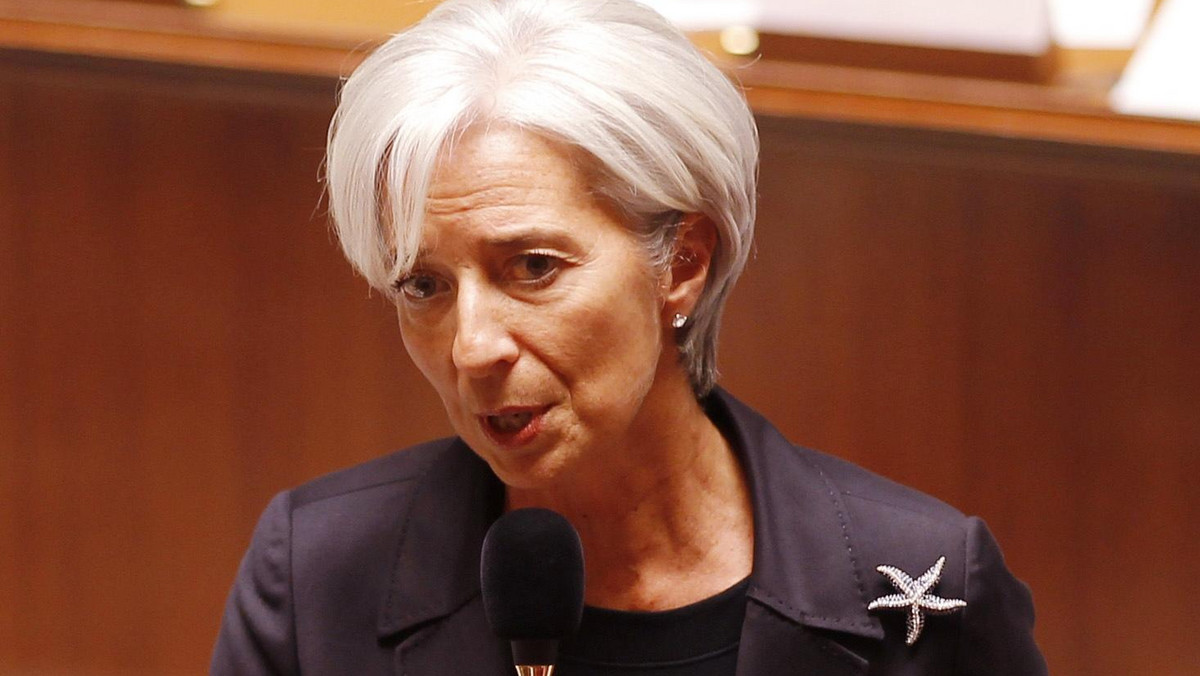 Francuskiej minister finansów Christine Lagarde wyretuszowano na zdjęciu prasowym biżuterię z pereł, by wyglądała skromniej w czasie protestów Francuzów przeciwko wydłużeniu wieku emerytalnego - pisze w środę brytyjski dziennik "The Telegraph".