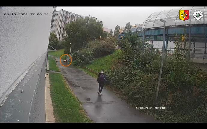 Polícia pátra po mladíkovi, ktorý nepomohol mužovi po páde.