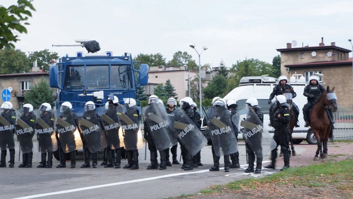 14 najagresywniejszych pseudokibiców zostało zatrzymanych i trafiło do policyjnego aresztu po niedzielnym meczu Ruchu Chorzów z Legią Warszawa. Nie wykluczone są kolejne zatrzymania. Trwa identyfikacja pseudokibiców na podstawie nagrań z monitoringu.