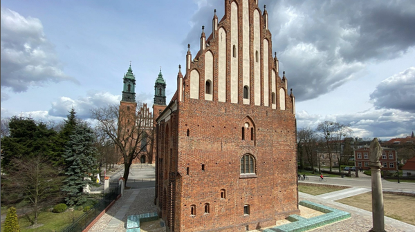 Palatium Mieszka I ponownie nagrodzone Znamy laureatów konkursu na Najlepiej zagospodarowaną przestrzeń publiczną w Wielkopolsce. II nagrodę przyznano Miastu Poznań za ekspozycję reliktów Palatium Mieszka I na Ostrowie Tumskim. To szklana instalacja, będąca odtworzeniem kształtu siedziby pierwszego władcy Polski.