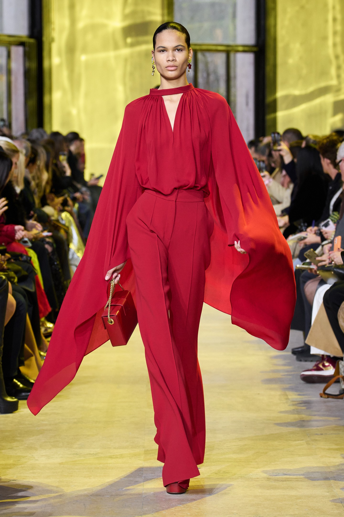 Elie Saab FW23 – A 2023-as őszt egyértelműen a piros szín uralja, amely szinte minden tervező kollekciójában megjelent, ne féljünk hát merészen kitűnni vele a tömegből!