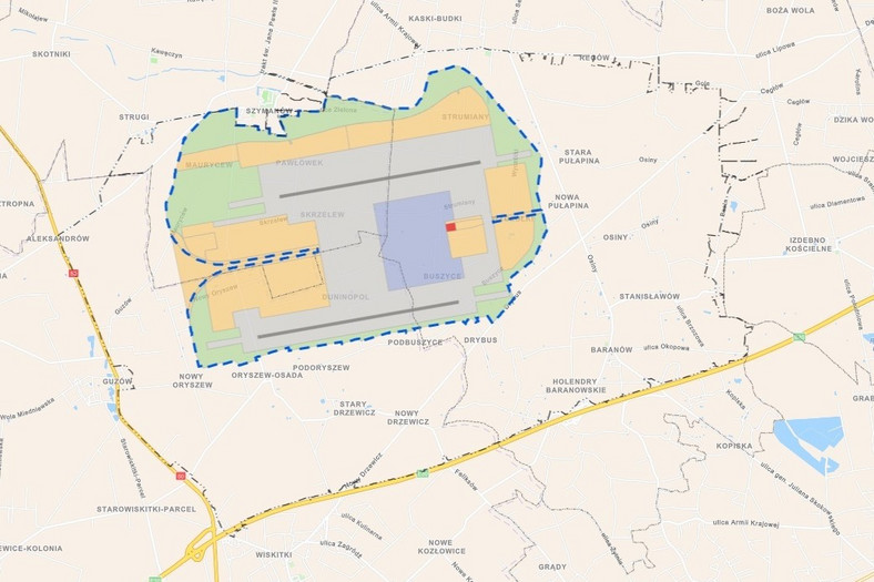 Niebieska linia otacza mega-lotnisko w wariancie inwestorskim, a mniej widoczna — czarna — teren objętym rozporządzeniem obszarowym. Przy lewym dolnym rogu ilustracji węzeł Wiskitki na autostradzie A2 fot. materiały CPK