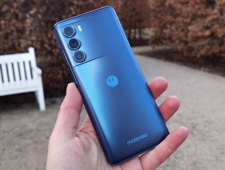 Motorola Moto G200 - smartfon ze Snapdragonem 888+, ekranem LCD 144 Hz i... z łatwo rysującą się plastikową ramką oraz z plastikowym tylnym panelem. Jej pełny test przeczytacie niebawem. 