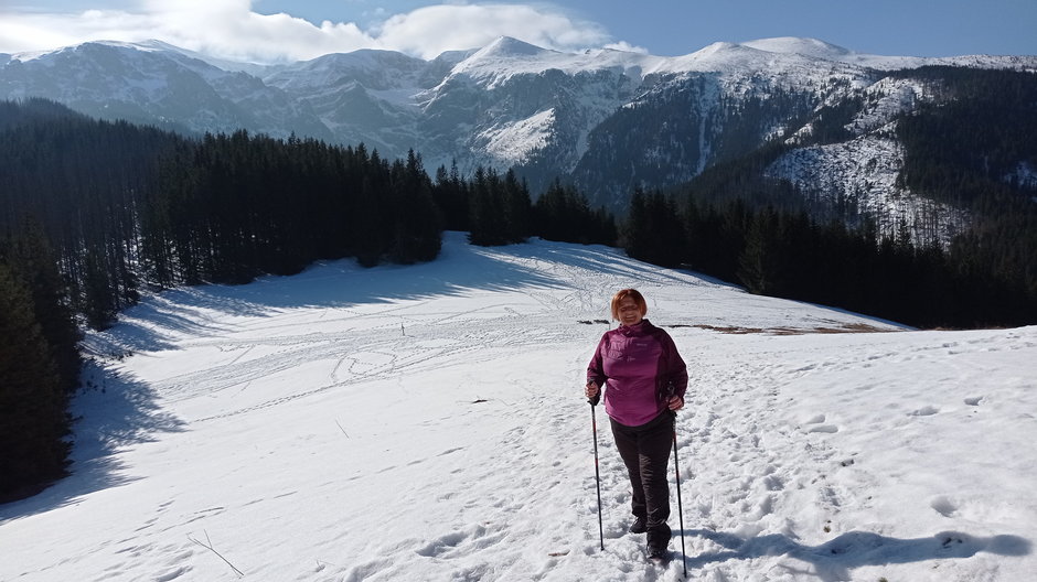 Halina Olejniczak na spacerze w Tatrach - w tle Czerwone Wierchy