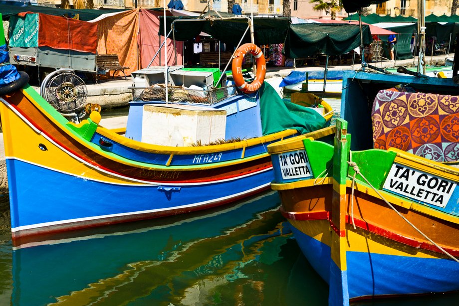 Marsaxlokk - Słynne kolorowe łodzie ozdobione okiem Ozyrysa kołyszą się na wodzie w osadzie rybackiej Marsaxlokk