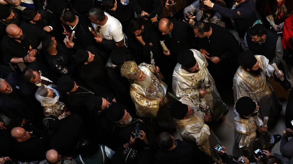 Pravoslavni patrijarh Jerusalima Teofil Treći tokom ceremonije „Svetog ognja“ u Crkvi Svetog groba, u Jerusalima, 11. aprila 2026. | Foto: ATEF SAFADI/EPA/Shutterstock