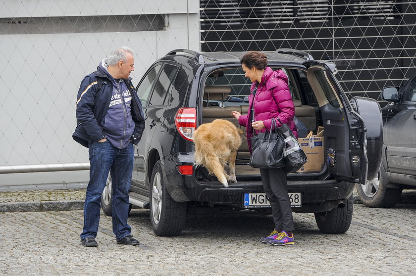 Anna Popek z psem i kolegą z pracy