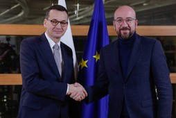 Premier Mateusz Morawiecki i Charles Michel, przewodniczący Rady Europejskiej