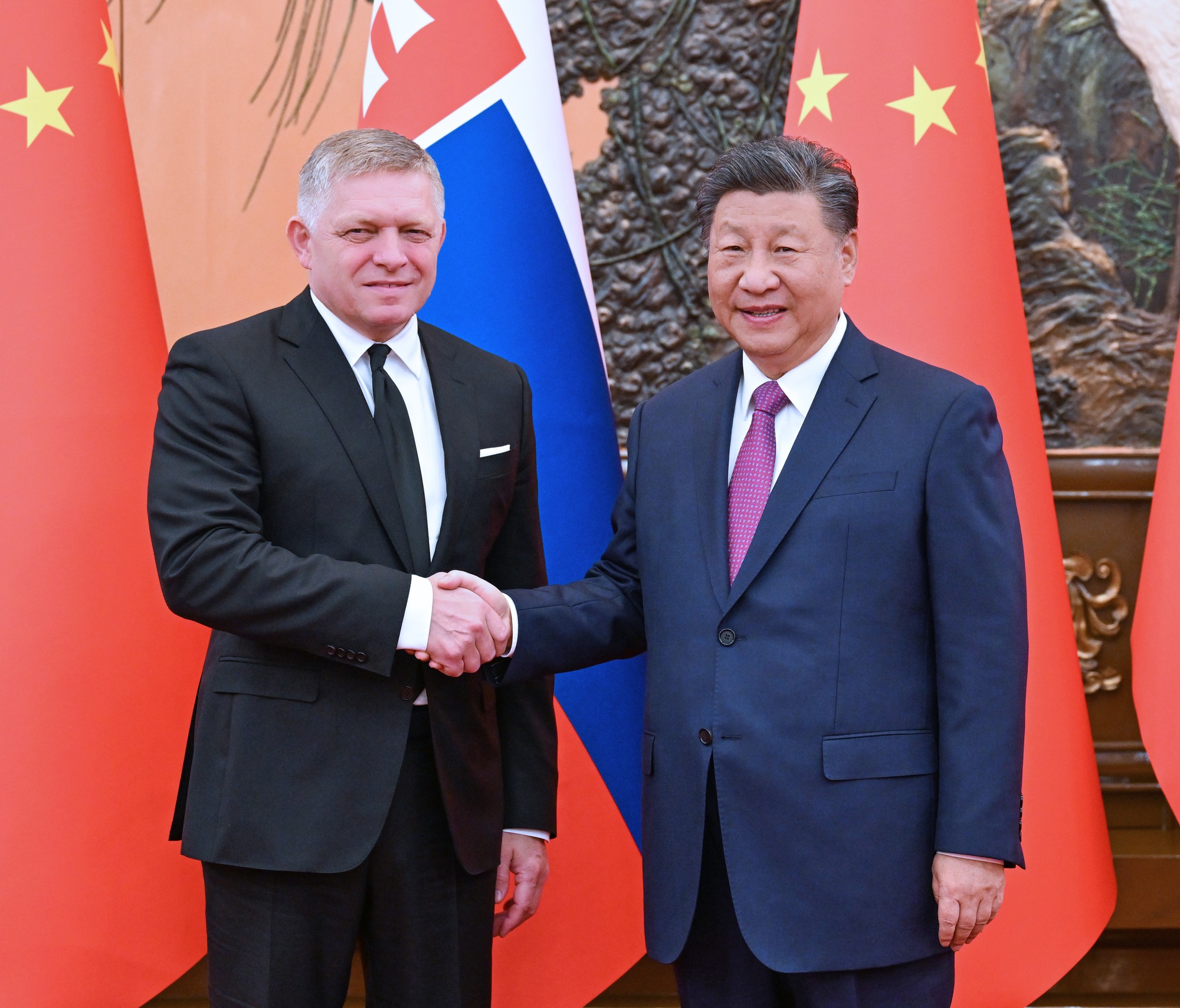 Slovenský premiér Robert Fico (vľavo) a čínsky prezident Si Ťin-pching.