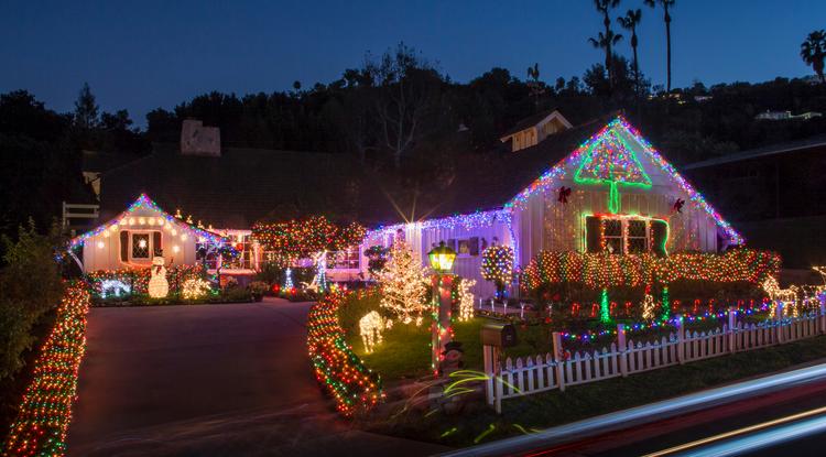 Színes vagy fehér karácsonyi fények? Fotó: Getty Images