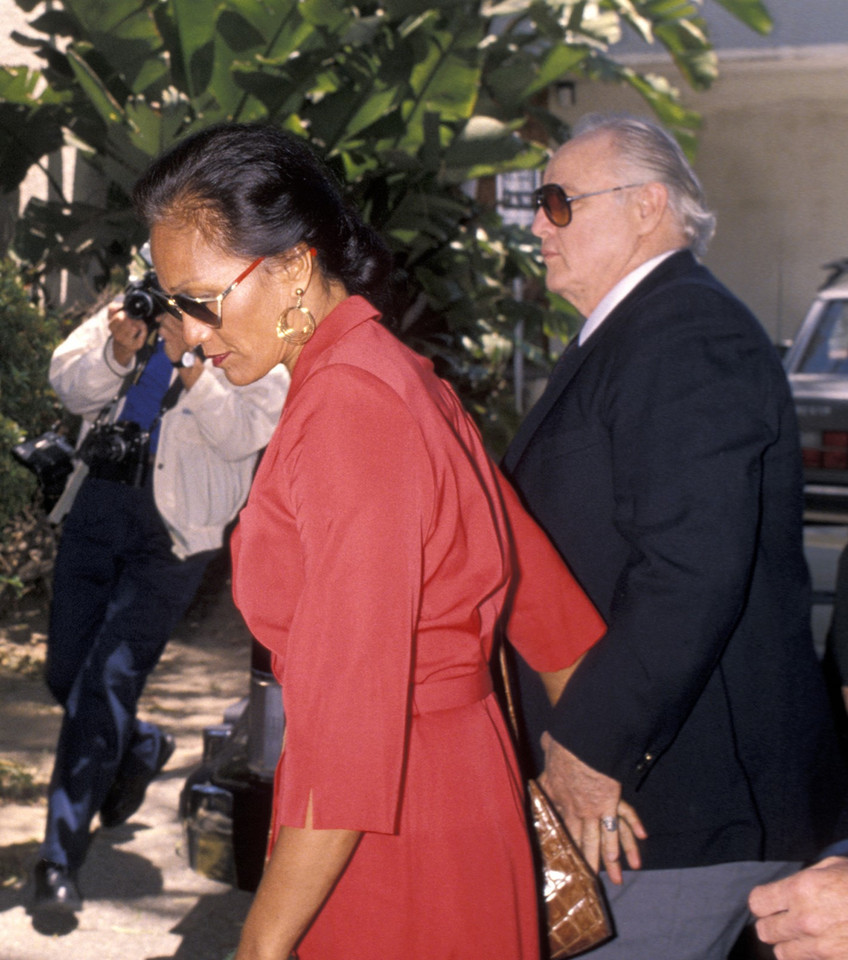 Tarita Teriipia i Marlon Brando na procesie Christiana Brando, 1990 r.