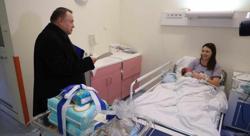 Pierwsze dzieci, które urodziły się w Krakowie w miejskich szpitalach po północy 1 stycznia 2024 r., otrzymały wyprawki od władz miasta
