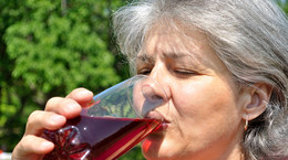 Pij 2 szklanki dziennie, żeby zbić cholesterol i ciśnienie. Zmniejszysz ryzyko udaru i zawału